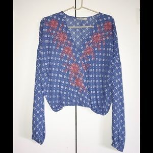 ⭐️4/$25 or 2/$15 Crop Long Sleeved Blouse